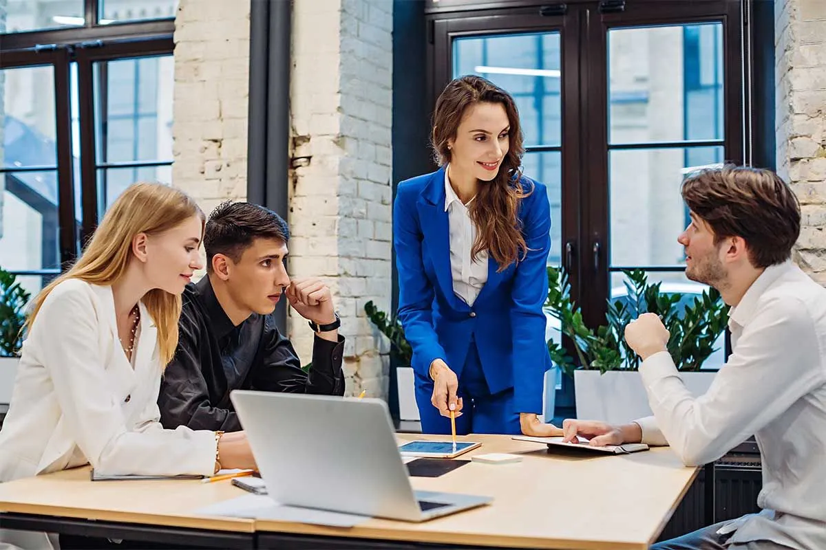 Sylwetka w nocnej dżungli